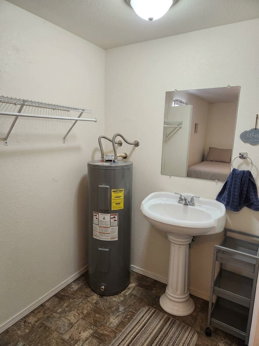 Sink, mirror and hanging space